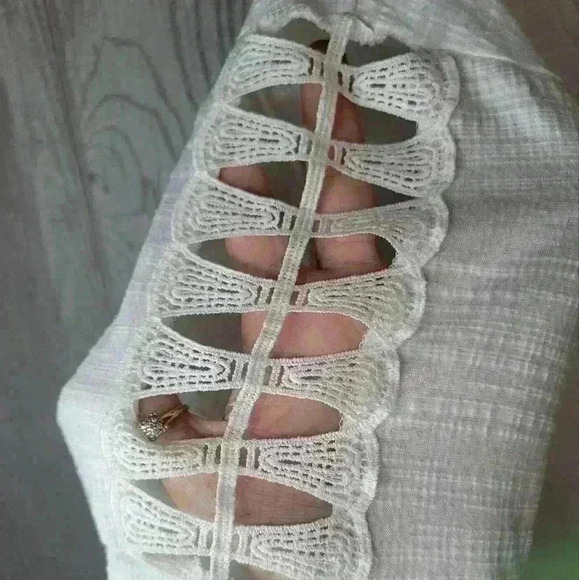 89th & Maddison white size large blouse. RAYON, POLY SPANDEX BLEND. - Picture 3 of 6